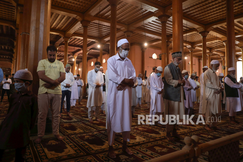 Muslim Kashmir melakukan salat Jumat berjamaah di Masjid Jamia, masjid agung Srinagar, ibu kota musim panas Kashmir India, 06 Agustus 2021. Pemerintah mengizinkan pembukaan kembali Masjid Jamia setelah penutupan mereka setelah gelombang kedua virus corona tetapi mendesak orang-orang untuk memakai masker dan menjaga norma jarak sosial.