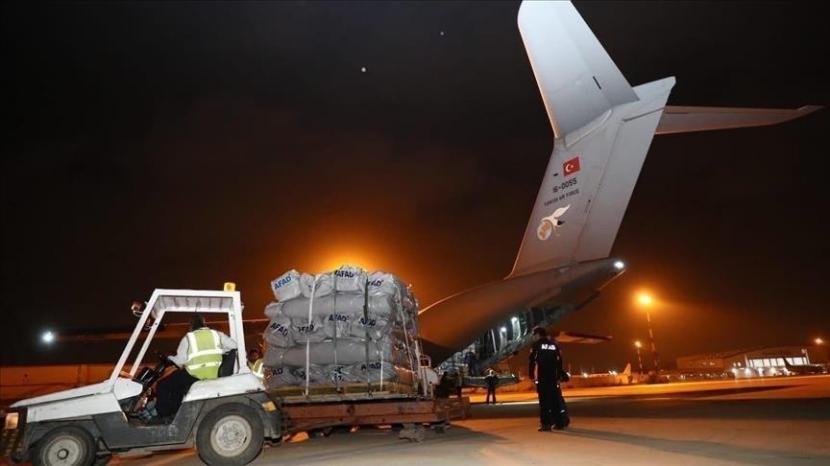 Turki mengirim dua pesawat lagi yang membawa pasokan bantuan untuk para korban banjir di seluruh Pakistan.