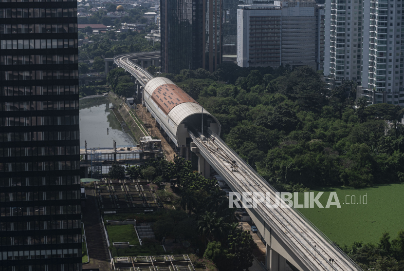 Suasana proyek pembangunan LRT (Light Rail Transit) Jabodebek di kawasan Dukuh Atas, Jakarta, Senin (25/4/2022). Lintas Rel Terpadu (LRT) Jabodebek ditargetkan akan beroperasi pada Agustus 2022.