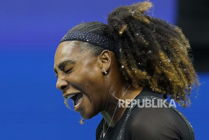 Serena Williams, dari Amerika Serikat, bereaksi selama set pertama melawan Anett Kontaveit, dari Estonia, pada putaran kedua kejuaraan tenis AS Terbuka, Rabu, 31 Agustus 2022, di New York.