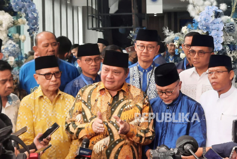 Ketua Umum Golkar Airlangga Hartarto memberikan penjelasan kepada awak media usai mengikuti pertemuan tertutup dengan Presiden Jokowi di Kantor DPP PAN, Jakarta Selatan, Ahad (2/4/2023). Pertemuan selama satu jam itu salah setunya membahas pembentukan koalisi besar. 
