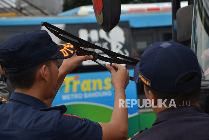 Petugas Dishub Kota Bandung melakukan Ramp Check menjelang arus mudik Lebaran 1445 H di Terminal Cicaheum, Kota Bandung, Jawa Barat, Rabu (3/4/2024).