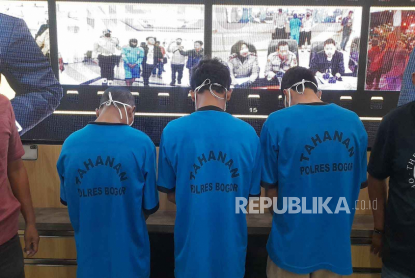 Tiga pembunuh pria di Tol Jagorawi, Kabupaten Bogor, dihadirkan dalam konferensi pers Polres Bogor, Selasa (4/4/2023). Polisi ungkap korban pembunuhan di Tol jagorawi, Bogor ternyata sopir taksi daring.