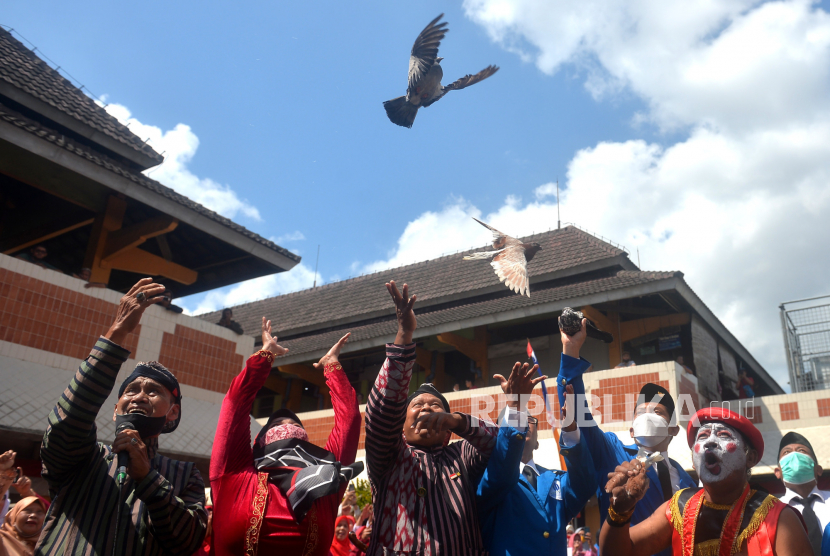 Perwakilan pedagang melepas merpati di Pasar Beringharjo, Yogyakarta. Pemkot Yogyakarta mengembangkan ekonomi kreatif di berbagai pasar rakyat.