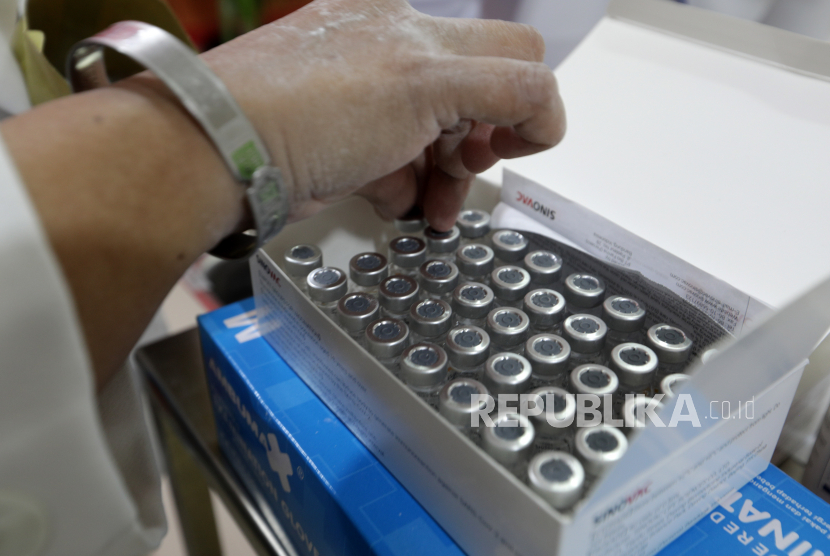 Seorang petugas kesehatan memasukkan kembali botol vaksin COVID-19 yang sudah kosong ke dalam kotak selama kampanye vaksinasi untuk petugas kesehatan di Rumah Sakit Umum di Banda Aceh, Indonesia, 15 Februari 2021.
