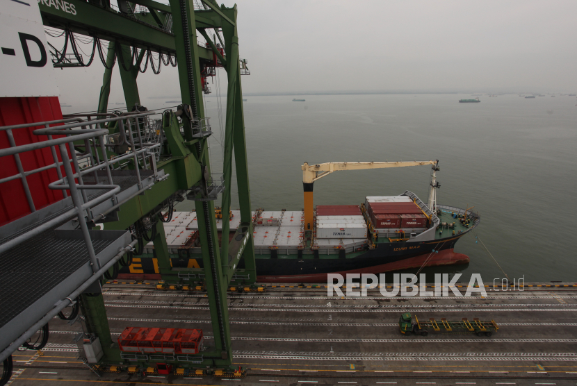 Suasana aktivitas bongkar muat kontainer di PT Terminal Teluk Lamong, Surabaya, Jawa Timur, Senin (17/10/2022). BPS mencatat neraca perdagangan pada Oktober surplus 2023.