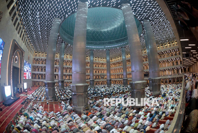 Umat Islam melaksanakan Shalat Tarawih.