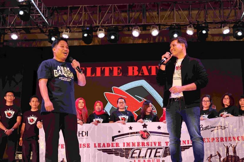 Brandon Chia (kanan) dan Julianto Eka Putra sebagai pelaku penjualan langsung. (dok.wwwcom)