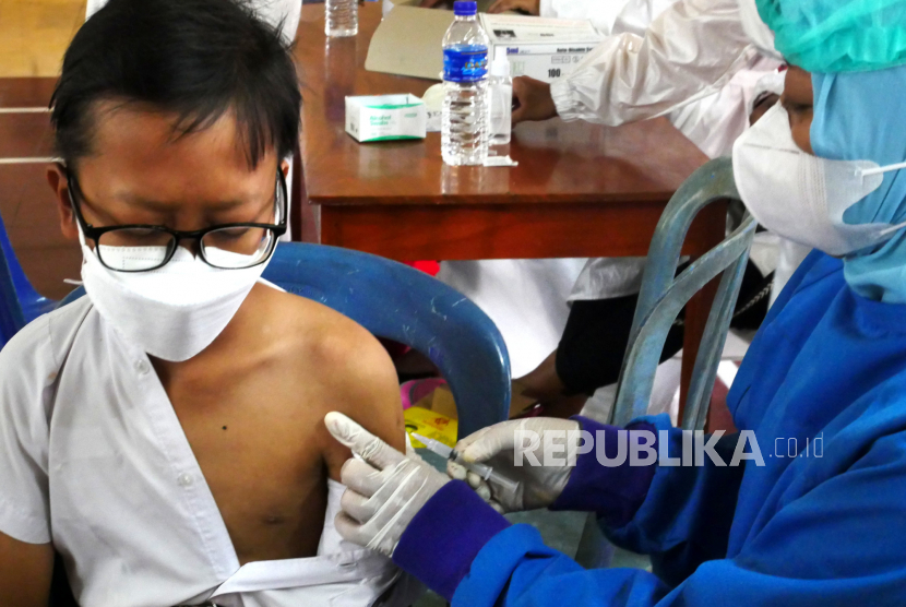 Siswa SD mengikuti vaksinasi Covid-19. Kabupaten Cianjur akan menggelar vaksinasi anak secara serentak.
