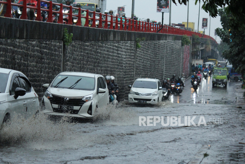 Hujan deras dengan durasi cukup lama di Bandung Raya, menyebabkan genangan di sejumlah ruas jalan dengan kontur cekungan.
