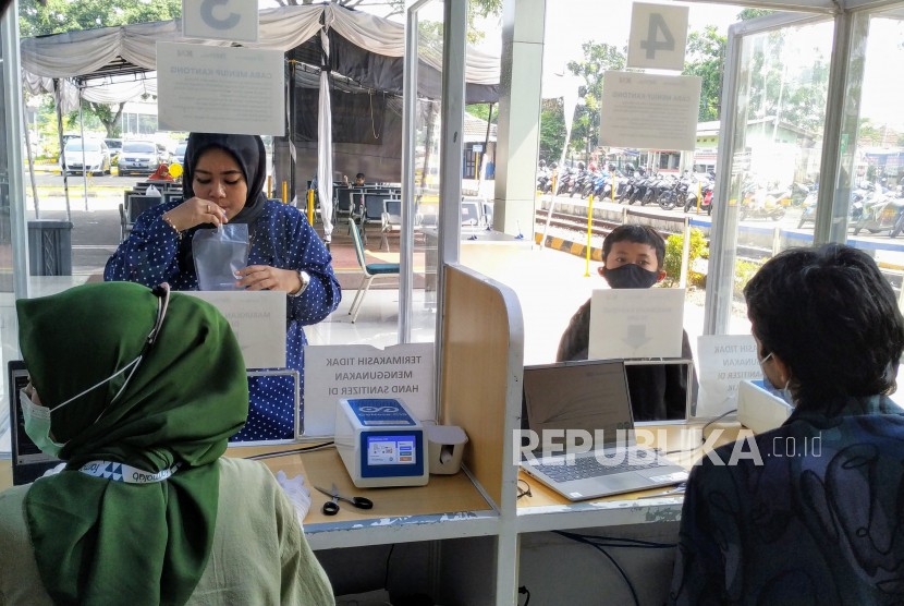 Calon penumpang kereta api melakukan tes GeNose C19, di Stasiun Kiaracondong, Kota Bandung, Jumat (11/6). Tes GeNose C19 hingga saat ini terus dilakukan PT KAI disetiap stasiun untuk calon penumpang jarak jauh sebagai upaya pencegahan penyebaran Covid-19.