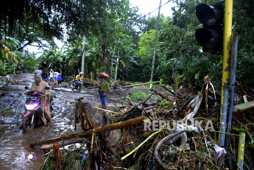 Sampah menumpuk akibat terseret arus banjir bandang di Kecamatan Bissappu, Kabupaten Bantaeng, Sulawesi Selatan, Sabtu (13/6/2020). Banjir bandang yang terjadi akibat jebolnya tanggul bendungan Balangsikuyu yang tidak mampu menampung tingginya curah hujan tersebut mengakibatkan puluhan rumah rusak berat dan hilang diterjang banjir yang disertai dengan material batu dan lumpur