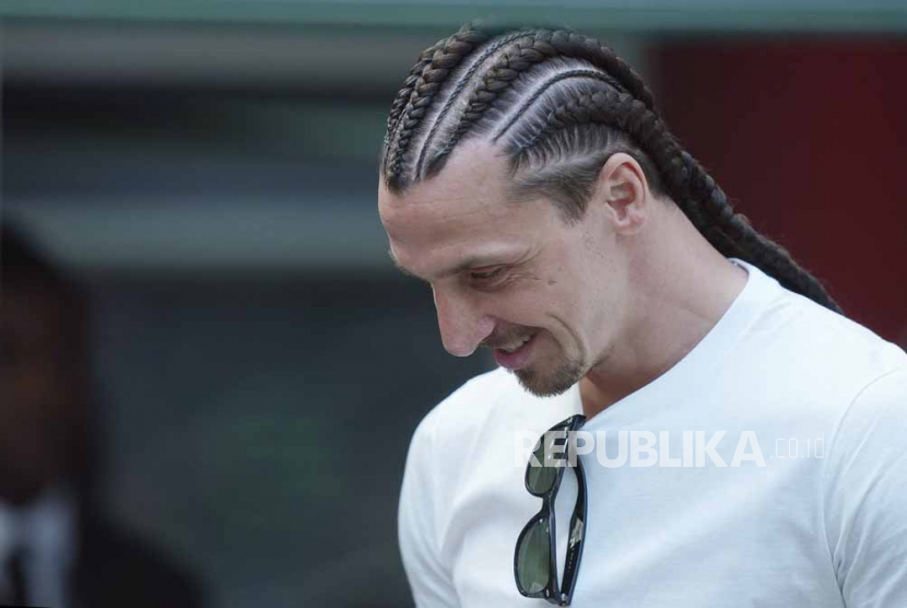 Penyerang AC Milan Zlatan Ibrahimovic menyampaikan keputusannya pensiun dari sepak bola pada Senin (5/6/2023) dini hari WIB.  