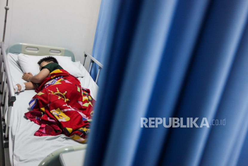 Pasien Demam Berdarah Dengue (DBD) saat tidur di RSUD Taman Sari, Jakarta, Selasa (16/4/2024). Sebanyak 14 pasien kasus DBD dirawat di rumah sakit tersebut yang mayoritas 70 persen pasiennya merupakan anak-anak usia SD dan SMP. Peningkatan kasus DBD dimulai sejak Desember 2023 hingga mencapai puncaknya pada April 2024  yang diakibatkan musim hujan yang meningkatkan kelembapan udara sehingga nyamuk mudah berkembang biak.