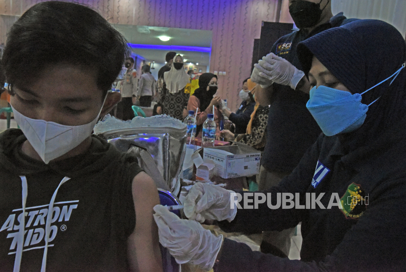 Petugas menyuntikkan vaksin COVID-19 kepada pelajar di SMK Negeri 1 Serang, Banten, Jumat (3/9). Juru Bicara Satgas Penanganan Covid-19 Reisa Broto Asmoro menyampaikan, pemerintah sudah mengamankan sekitar 218 juta dosis vaksin Covid-19 hingga akhir Agustus