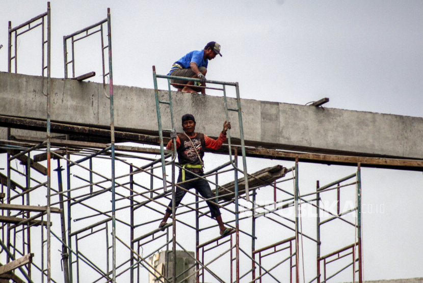 Ilustrasi. Pekerja menyelesaikan pembangunan sebuah gedung  tanpa menggunakan Alat Pelindung Diri (APD) di Bogor, Jawa Barat, Senin (6/4/2020). Bekerja tanpa menggunakan APD yang memadai berisiko mengakibatkan kecelakaan kerja dan mengancam keselamatan pekerja