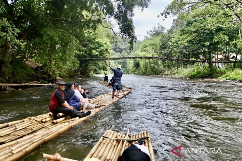 Bamboo Rafting Loksado: Wisata Unik di Pegunungan Meratus
