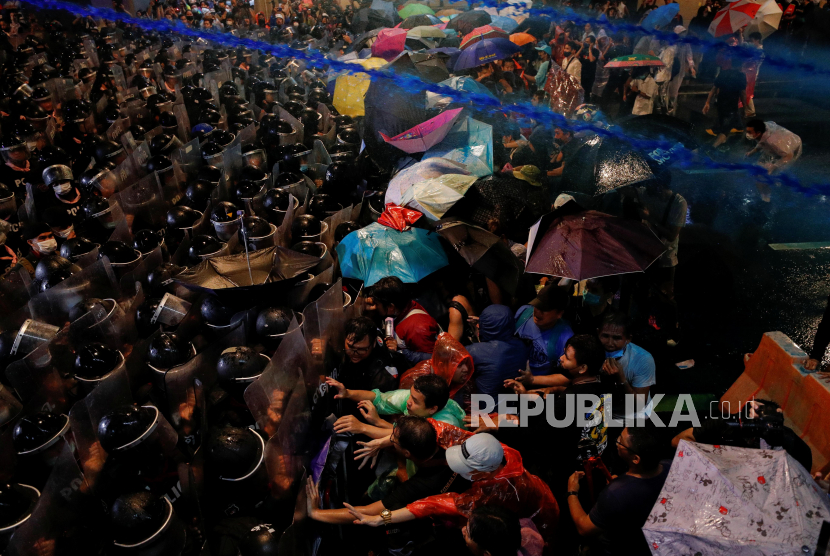 Puluhan ribu orang turun ke jalan dalam gelombang protes di seluruh Bangkok dan kota-kota Thailand.