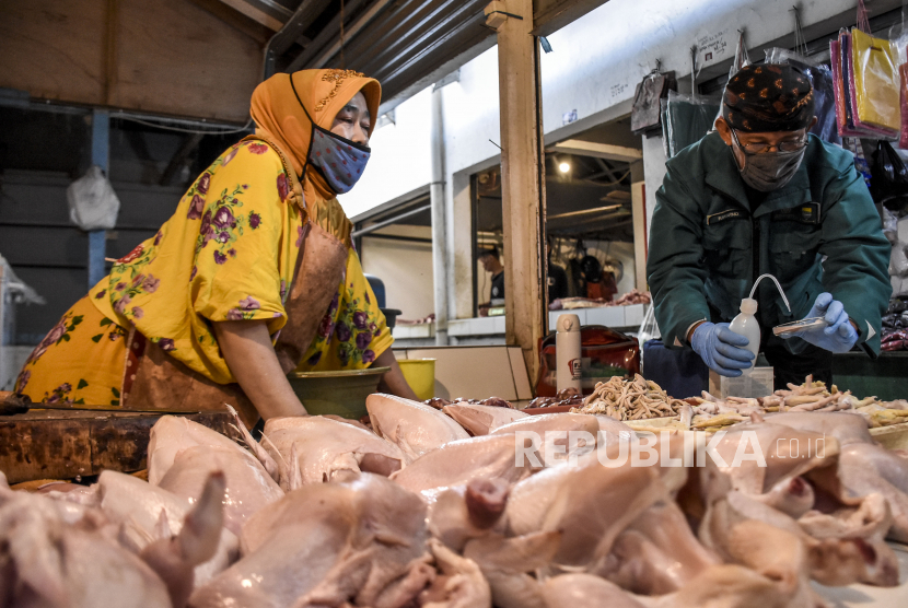 Harga komoditas bawang merah dan daging ayam di sejumlah pasar tradisional di Kota Bandung mengalami kenaikan jelang Hari Raya Idul Fitri 1442 Hijriah. 