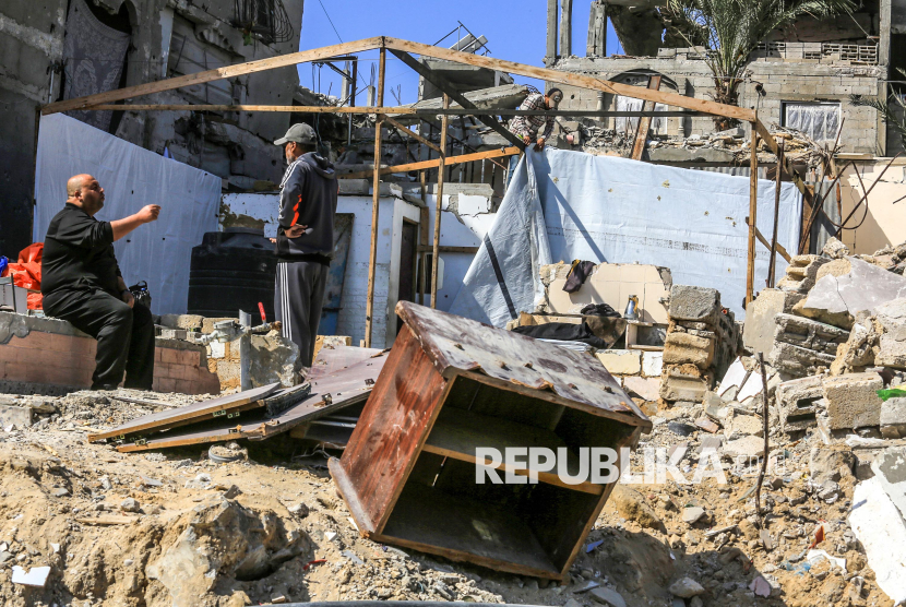 Warga Palestina tinggal di reruntuhan rumah yang hancur di kota Khan Yunis, Gaza, Ahad (16/2/2025). Pembangunan kembali wilayah Gaza akan menjadi salah satu upaya rekonstruksi terbesar dalam sejarah modern. Sejak 7 Oktober 2023, Israel telah menjatuhkan sedikitnya 75.000 ton bahan peledak di Gaza. Lebih dari 90 persen rumah dan 88 persen sekolah rusak atau hancur, belum lagi pemboman jalan, rumah sakit, peternakan dan fasilitas pengolahan air. 