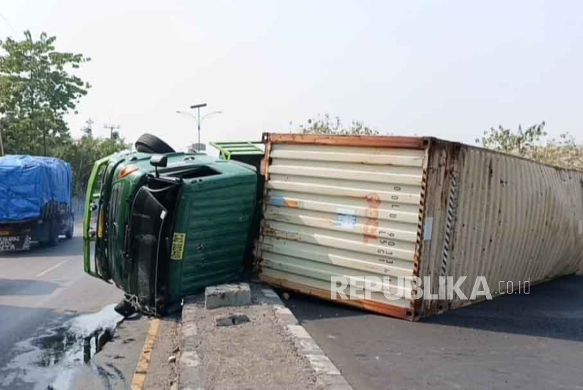 Truk trailer kontainer mengalami kecelakaan tunggal di jalur pantura wilayah Kecamatan Susukan, Kabupaten Cirebon, Jawa Barat, Selasa (19/9/2023). 
