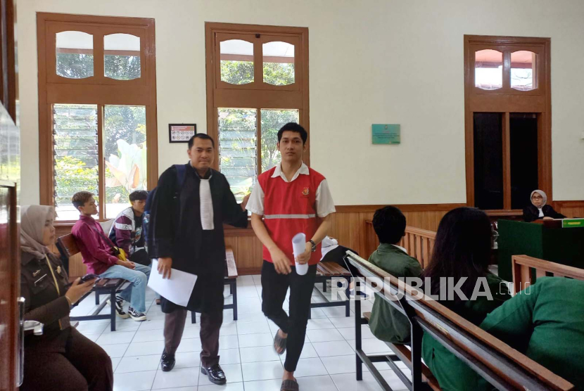 Youtuber Ferdian Paleka usai mendengarkan tuntutan dari jaksa penuntut umum (JPU) di ruang sidang V Pengadilan Negeri Bandung, Selasa (3/10/2023). Ia dituntut 1 tahun penjara atas kasus mempromosikan judi online. 