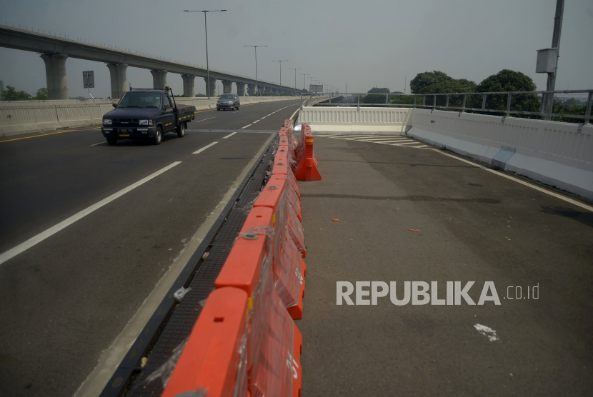 Kendaraan melintas samping lokasi parkir darurat di Jalan Tol Layang Mohammed Bin Zayed (MBZ) di KM 21, Bekasi, Jawa Barat. (ilustrasi)