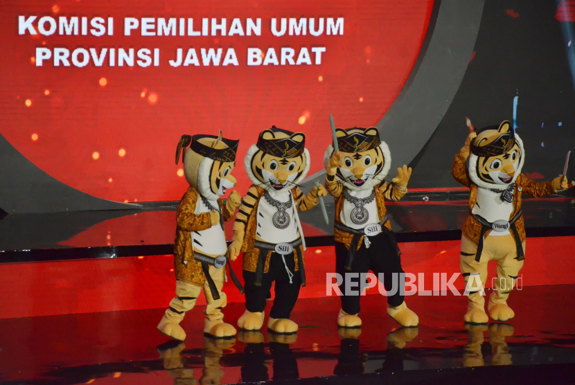 Dua pasang maskot pemilihan gubernur Jawa Barat 2024 Sili dan Wangi ditampilkan saat Peluncuran Pemilihan Gubernur dan Wakil Gubernur Jawa Barat Tahun 2024 bertajuk Gemilang (Gembira Memilih Langsung) di Gedung Sabuga, Kota Bandung, Senin (27/5/2024). Acara yang digelar KPU Jawa Barat ini sebagai rangkaian sosialisasi proses penentuan pemimpin Jawa Barat 2024 pada pemilihan kepala daerah serentak 27 November mendatang.