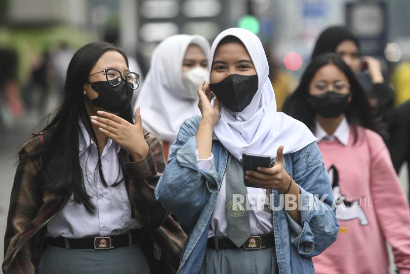 Warga menggunakan masker saat berjalan di Jakarta, November lalu . PB IDI mengimbau masyarakat kembali taat mematuhi protokol kesehatan terutama memakai masker.