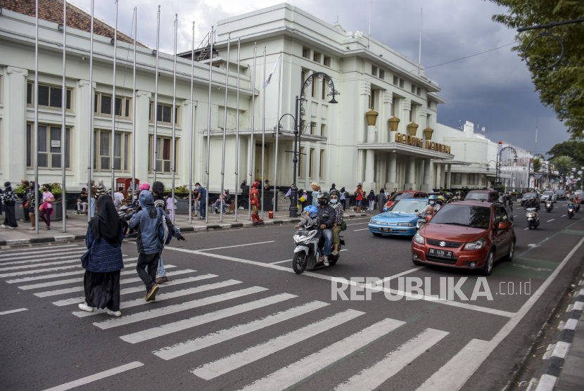 Pengendara melintasi ruas Jalan Asia Afrika, Kota Bandung.