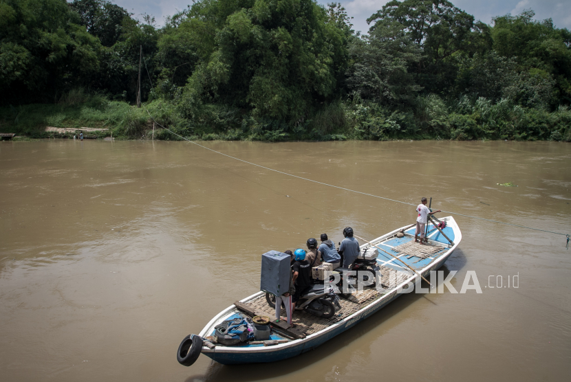 Perahu Penyeberangan Sungai Bengawan Solo Republika Online 5556