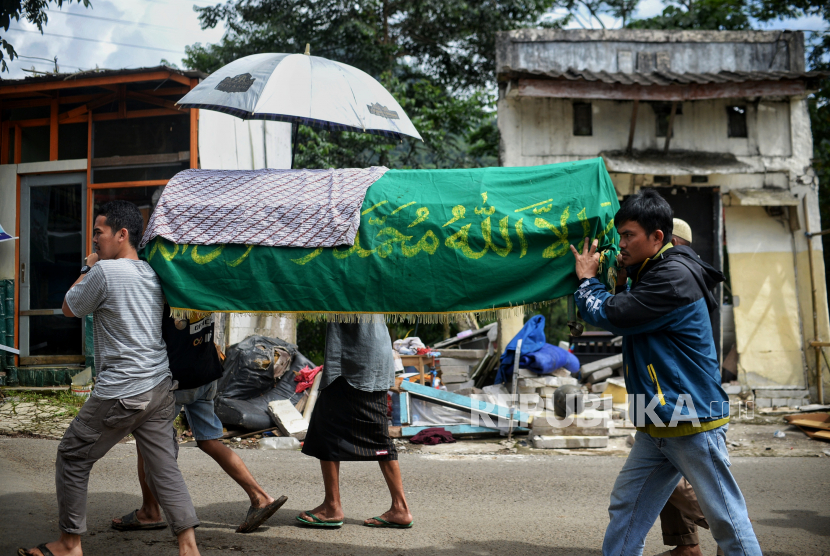 Warga menggotong jenazah korban gempa Cianjur (ilustrasi) 