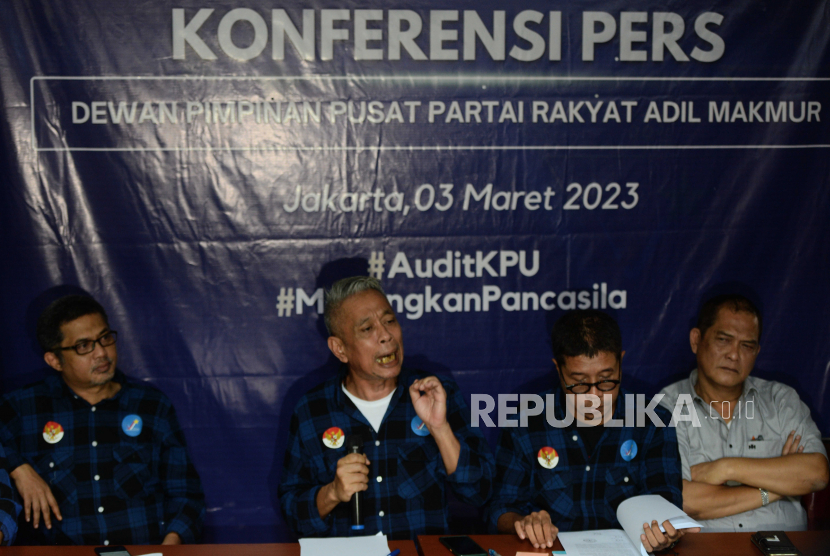 Ketua Umum Partai Rakyat Adil Makmur (Prima) Agus Jabo Priyono (kedua kiri) bersama Sekjen Prima Dominggus Oktavianus Tobu Kiik (kedua kanan) menyampaikan konferensi pers di Jakarta, Jumat (3/3/2023). Prima mengeklaim materi gugatan partainya yang dilayangkan ke Pengadilan Negeri Jakarta Pusat bukan merupakan sengketa pemilu melainkan menggugat KPU atas perkara perbuatan melawan hukum yang menghambat hak politik partainya serta meminta tahapan Pemilu 2024 diulang.