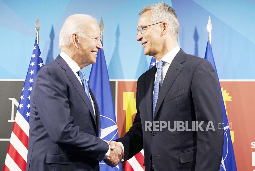 FILE - Presiden Joe Biden, kiri, disambut oleh Sekretaris Jenderal NATO Jens Stoltenberg saat kedatangan untuk KTT NATO di Madrid, Spanyol pada hari Rabu, 29 Juni 2022.