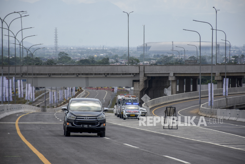 Pemerintah Kota Bandung menerapkan kembali sistem ganjil-genap bagi kendaraan yang masuk ke Kota Bandung di lima gerbang tol guna meminimalkan mobilitas masyarakat di tengah lonjakan COVID-19 varian Omicron.