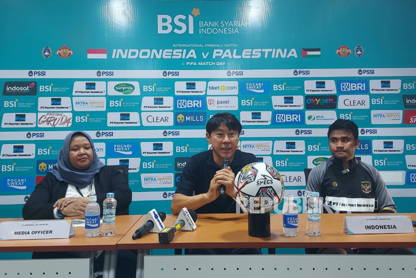 Pelatih timnas Indonesia Shin Tae-yong (tengah) dan bek Asnawi Mangkualam memberikan keterangan pers setelah pertandingan FIFA matchday melawan Palestina di Stadion GBT Surabaya, Rabu (14/6/2023).