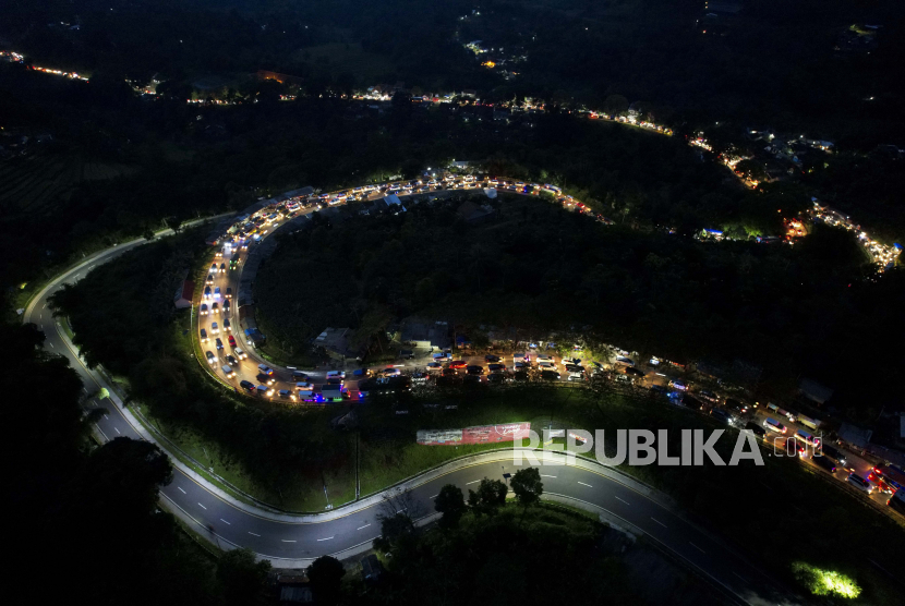 Foto udara antrean kendaraan di kawasan Lingkar Gentong, Kadipaten, Kabupaten Tasikmalaya, Jawa Barat, Selasa (25/4/2023). Pada H+3 Lebaran 2023, kawasan Lingkar Gentong mulai dipadati pemudik yang akan menuju Bandung dan Jakarta.