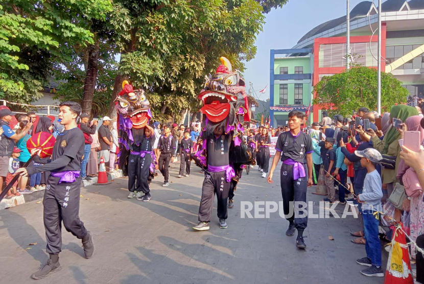 Kirab budaya merah putih dalam rangka HUT kemerdekaan ke-78 Republik Indonesia dilepas dari Lapang Merdeka Kota Sukabumi, Ahad (20/8/2023).
