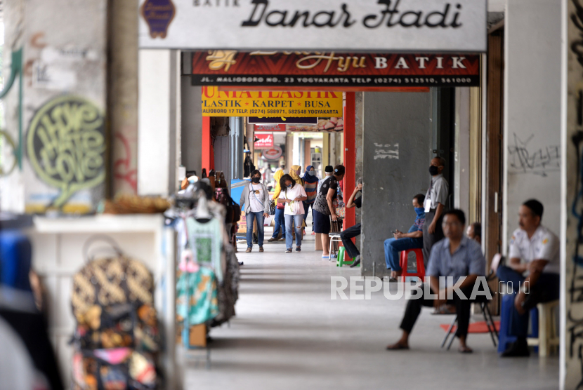 Toko-toko mulai dibuka kembali di kawasan ikonik Malioboro, Yogyakarta, Senin (1/6). Beberapa pedagang mulai berjualan kembali di tengah pandemi virus corona