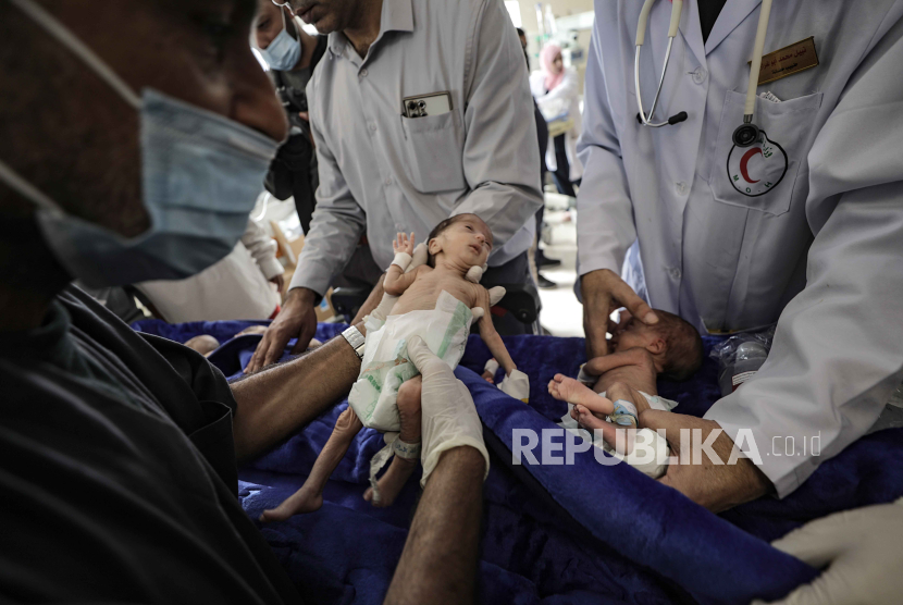 Bayi di Gaza terpaksa menggunakan popok kotor karena keterbatasan persediaan.