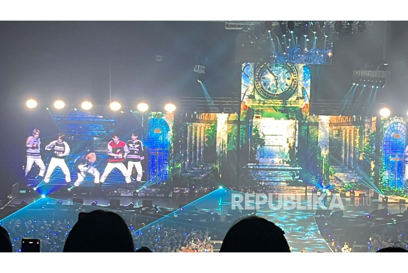 Grup K-pop Tomorrow X Together (TXT) membuka panggung konser Tomorrow X Together World Tour ACT  Sweet Mirage in Jakarta di Beach City International Stadium, Ancol, Jakarta Utara, Rabu (9/7/2023).
