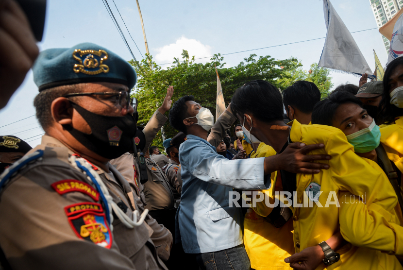 Mahasiswa yang tergabung dalam Aliansi BEM Seluruh Indonesia (BEM SI) dan Gerakan Selamatkan KPK (GASAK) menggelar aksi unjuk rasa di sekitar Gedung Merah Putih KPK, Jakarta, Senin (27/9). Dalam aksi tersebut BEM SI bersama GASAK menuntut pembatalan pemecatan 56 pegawai KPK yang tidak lulus Tes Wawasan Kebangsaan (TWK) pada 30 September mendatang. Republika/Thoudy Badai