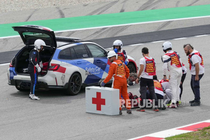 Pembalap tim Ducati, Pecco Bagnaia, langsung mendapatkan penanganan medis sebelum dibawa ke rumah sakit usai kecelakaan di GP Catalunya, Spanyol, Ahad (3/9/2023).