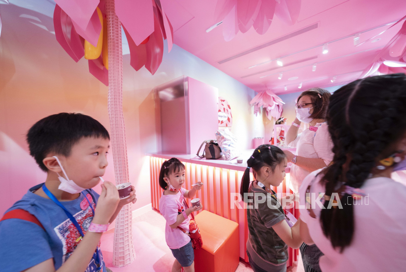  Anak-anak menikmati es krim di Museum of Ice Cream di Singapura, 03 September 2021. Museum of Ice Cream yang berbasis di New York membuka gerai luar negeri pertamanya di Singapura pada 19 Agustus 2021 di tengah protokol pandemi virus corona yang ketat. 