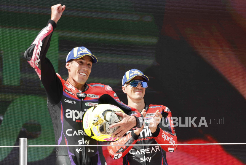 Dua pembalap MotoGP tim Aprilia, Aleix Espargaro dan Maverick Vinales (kanan).