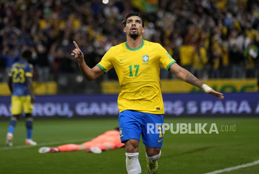 Pemain Brasil Lucas Paqueta merayakan mencetak gol pembuka timnya melawan Kolombia selama pertandingan sepak bola kualifikasi untuk Piala Dunia FIFA Qatar 2022 di stadion Neo Quimica Arena di Sao Paulo, Brasil, Kamis, 11 November 2021.