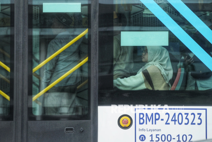 Penumpang berada di dalam bus TransJakarta (ilustrasi). Polisi masih mencari pelaku penganiayaan dan yang meneriaki penumpang wanita dengan sebutan teroris.