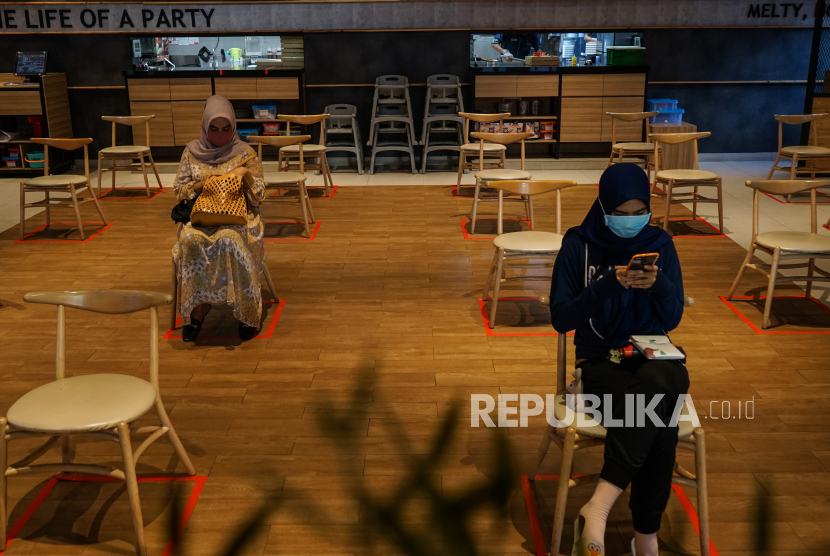 Pemilik usaha Kafe dan pedagang kaki lima (PKL) di Kabupaten Kudus, Jawa Tengah, diimbau tidak melayani konsumen yang makan atau minum di tempat (Foto: ilustrasi kafe)