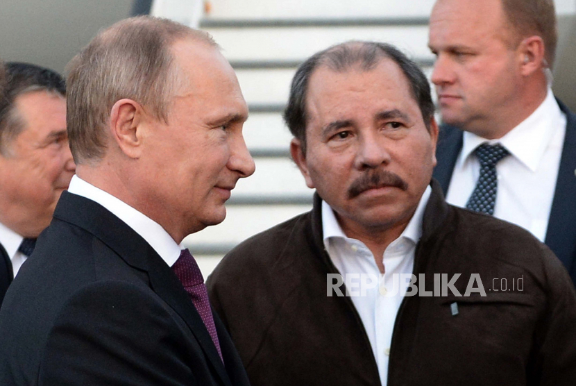  FILE - Presiden Nikaragua Daniel Ortega, kanan, dan Presiden Rusia Vladimir Putin, kiri, menghadiri upacara penyambutan di bandara Managua, Nikaragua, 11 Juli 2014.  Menteri Luar Negeri Rusia Sergey Lavrov bertemu dengan Presiden Nikaragua Daniel Ortega pada  19 April 2023.