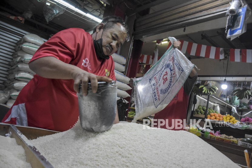 Pedagang menata beras di kiosnya di Pasar Atas Cimahi, Kota Cimahi, Jawa Barat, Jumat (8/9/2023). 